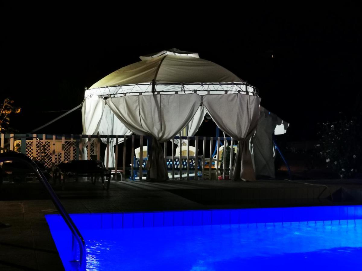 Kassandra Garden Residence Istro Bagian luar foto