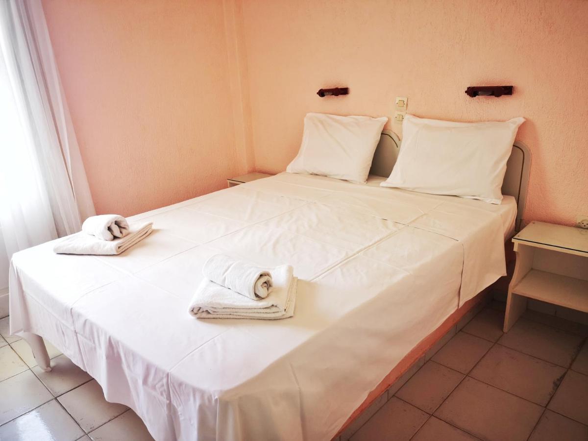Kassandra Garden Residence Istro Bagian luar foto